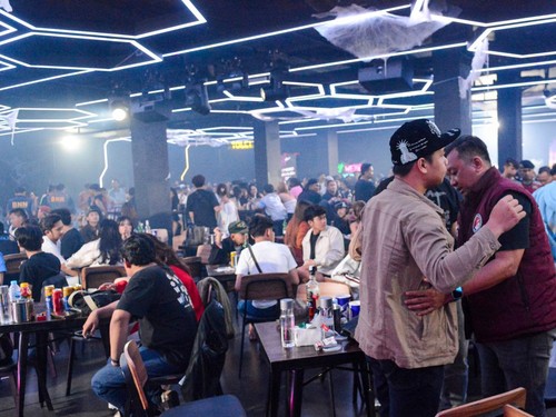 Petugas memeriksa pengunjung saat penggerebekan tempat hiburan malam di kawasan Cibubur, Jakarta, Minggu (18/10/2026). Sebanyak 462 personel gabungan dari Direktorat Tindak Pidana Narkoba Bareskrim Polri, Badan Narkotika Nasional (BNN) dan Polda Metr