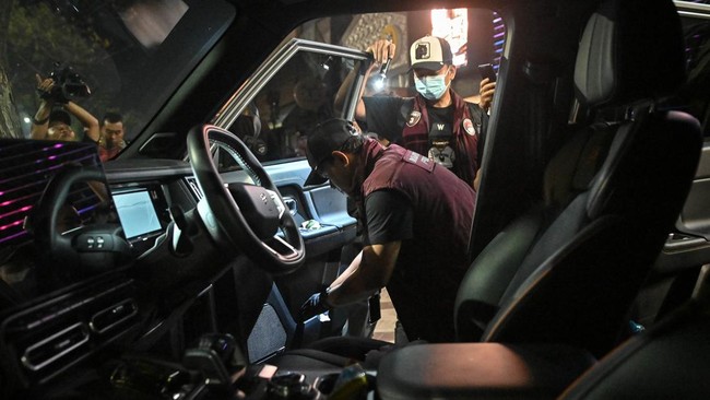 Petugas gabungan memeriksa mobil terduga pelaku penyalahgunaan narkoba saat penggerebekan di tempat hiburan malam kawasan Pantai Indah Kapuk (PIK), Jakarta, Minggu (18/10/2026). Sebanyak 462 personel gabungan dari Direktorat Tindak Pidana Narkoba Bar