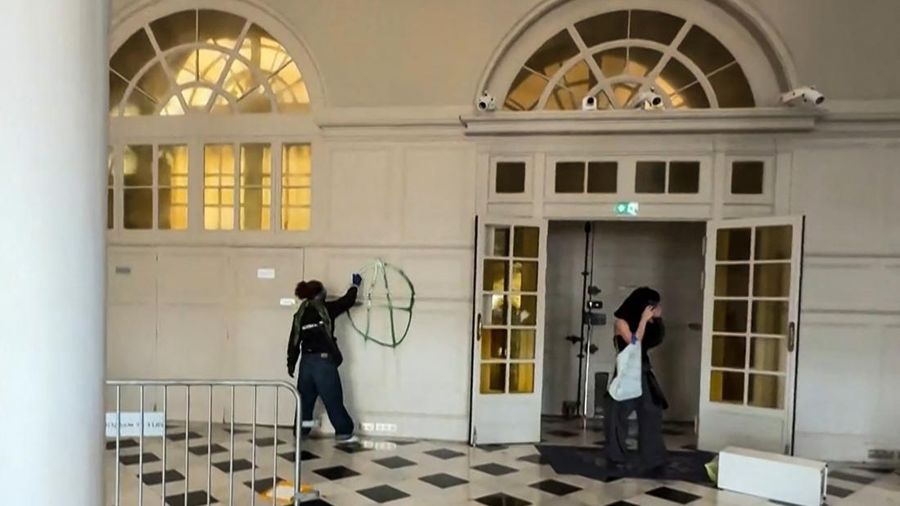 Pengunjuk rasa memasuki Balai Kota Marseille usai berhasil membobol dalam aksi unjuk rasa nasional menentang tingginya biaya hidup dan kenaikan harga BBM, di Marseille, Prancis, Sabtu (17/10/2026). (AFP/VIKEN KANTARCI)