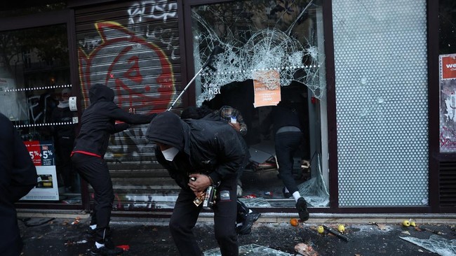 Protesters loot a supermarket amid clashes during a day of demonstrations against the cost of living and rising fuel prices in Paris as part of nationwide protests called by the