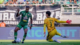 Laga Persebaya vs PSS di Super League berakhir imbang 2-2.