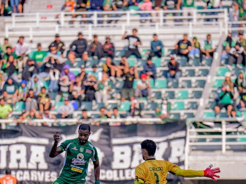 Laga Persebaya vs PSS di Super League berakhir imbang 2-2.