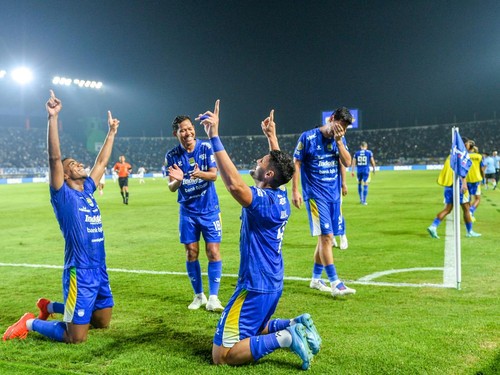 Pesepak bola Persib Bandung Julio Cesar (kanan) melakukan selebrasi bersama Uilliam Barros (kiri) seusai mencetak gol ke gawang Persik Kediri dalam laga BRI Super League di Stadion Si Jalak Harupat, Kabupaten Bandung, Jawa Barat, Minggu (18/10/2026).