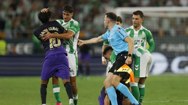 Soccer Football - LaLiga - Real Betis v FC Barcelona - Estadio de La Cartuja, Seville, Spain - October 17, 2026 FC Barcelona's Lamine Yamal and Real Betis' Facundo Bernal clash REUTERS/Marcelo Del Pozo