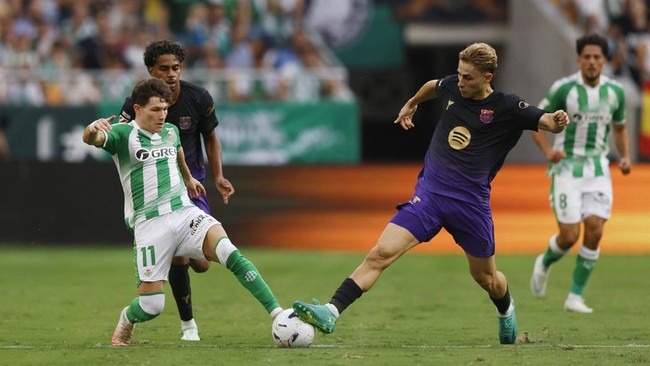Soccer Football - LaLiga - Real Betis v FC Barcelona - Estadio de La Cartuja, Seville, Spain - October 17, 2026 Real Betis' Fran Garcia in action with FC Barcelona's Fermin Lopez REUTERS/Marcelo Del Pozo