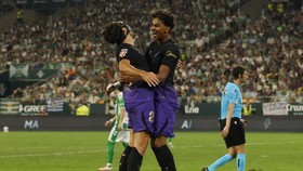 Soccer Football - LaLiga - Real Betis v FC Barcelona - Estadio de La Cartuja, Seville, Spain - October 17, 2026 FC Barcelona's Eric Garcia celebrates scoring their fourth goal with Lamine Yamal REUTERS/Marcelo Del Pozo