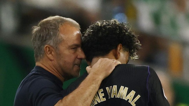 Soccer Football - LaLiga - Real Betis v FC Barcelona - Estadio de La Cartuja, Seville, Spain - October 17, 2026 FC Barcelona coach Hansi Flick reacts with Lamine Yamal after he was substituted REUTERS/Marcelo Del Pozo