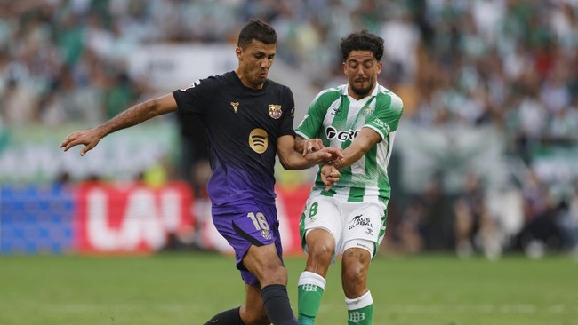 Soccer Football - LaLiga - Real Betis v FC Barcelona - Estadio de La Cartuja, Seville, Spain - October 17, 2026 FC Barcelona's Rodri in action with Real Betis' Pablo Fornals REUTERS/Marcelo Del Pozo