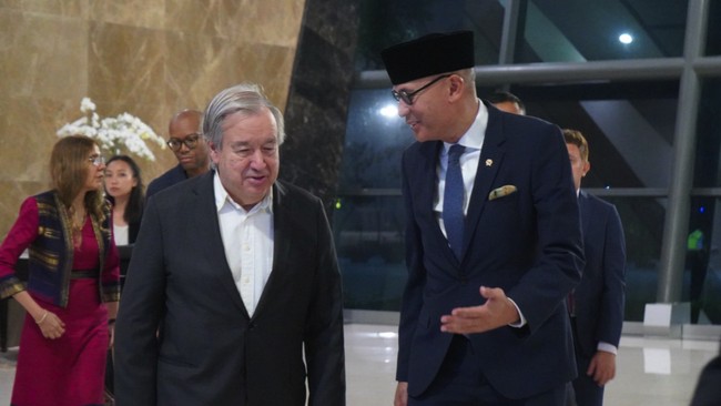 Sekretaris Jenderal Perserikatan Bangsa-Bangsa (Sekjen PBB) Antnio Guterres tiba di Bandara Internasional Soekarno-Hatta, Tangerang, Banten, pada Sabtu (17/10) malam.