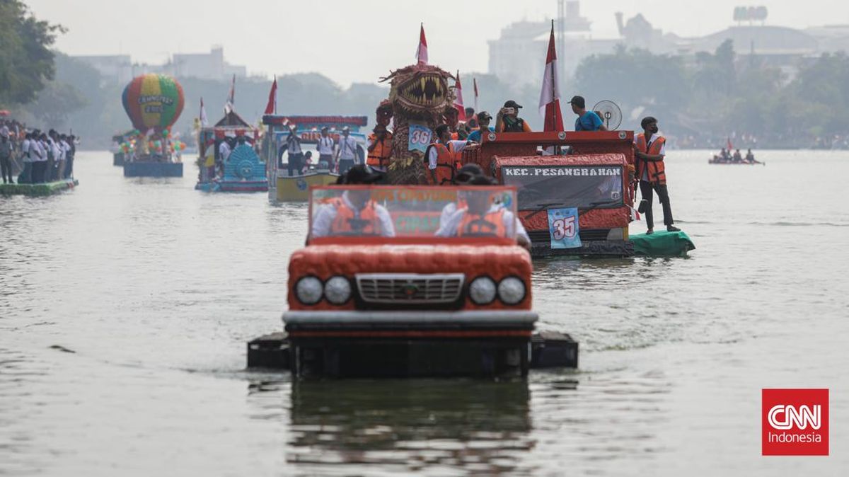 FOTO: Serba- used bottle boat at Cilung Festival