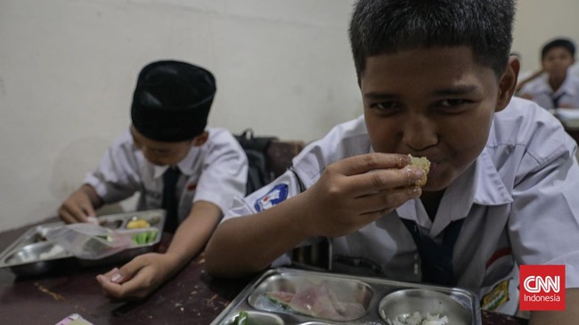 Sejumlah siswa mengambil menu Makanan Bergizi Gratis (MBG) dengan konsep prasmanan di SMP Kemala Bhayangkari 3, Ragunan, Jakarta, Kamis (15/10/2026). (CNN Indonesia/Febria Adha L).
