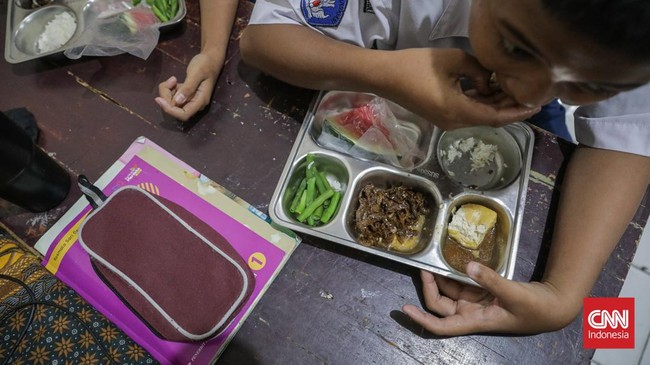 Sejumlah siswa mengambil menu Makanan Bergizi Gratis (MBG) dengan konsep prasmanan di SMP Kemala Bhayangkari 3, Ragunan, Jakarta, Kamis (15/10/2026). (CNN Indonesia/Febria Adha L).