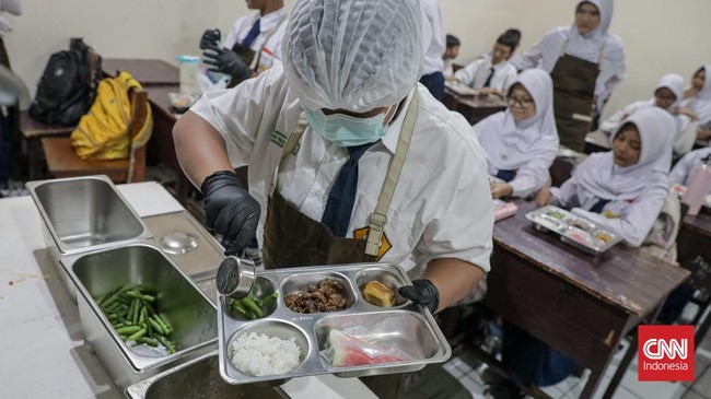 Sejumlah siswa mengambil menu Makanan Bergizi Gratis (MBG) dengan konsep prasmanan di SMP Kemala Bhayangkari 3, Ragunan, Jakarta, Kamis (15/10/2026). (CNN Indonesia/Febria Adha L).