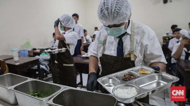 Sejumlah siswa mengambil menu Makanan Bergizi Gratis (MBG) dengan konsep prasmanan di SMP Kemala Bhayangkari 3, Ragunan, Jakarta, Kamis (15/10/2026). (CNN Indonesia/Febria Adha L).
