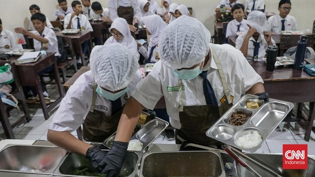 Sejumlah siswa mengambil menu Makanan Bergizi Gratis (MBG) dengan konsep prasmanan di SMP Kemala Bhayangkari 3, Ragunan, Jakarta, Kamis (15/10/2026). (CNN Indonesia/Febria Adha L).