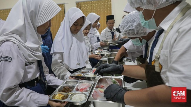 Sejumlah siswa mengambil menu Makanan Bergizi Gratis (MBG) dengan konsep prasmanan di SMP Kemala Bhayangkari 3, Ragunan, Jakarta, Kamis (15/10/2026). (CNN Indonesia/Febria Adha L)