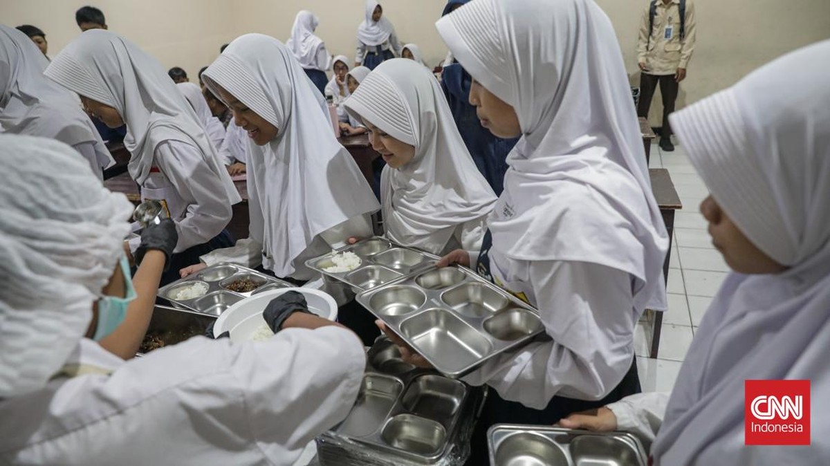 Sejumlah siswa mengambil menu Makanan Bergizi Gratis (MBG) dengan konsep prasmanan di SMP Kemala Bhayangkari 3, Ragunan, Jakarta, Kamis (15/10/2026). (CNN Indonesia/Febria Adha L)