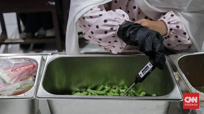 Sejumlah siswa mengambil menu Makanan Bergizi Gratis (MBG) dengan konsep prasmanan di SMP Kemala Bhayangkari 3, Ragunan, Jakarta, Kamis (15/10/2026). (CNN Indonesia/Febria Adha L)