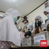 Sejumlah siswa mengambil menu Makanan Bergizi Gratis (MBG) dengan konsep prasmanan di SMP Kemala Bhayangkari 3, Ragunan, Jakarta, Kamis (15/10/2026). (CNN Indonesia/Febria Adha L)