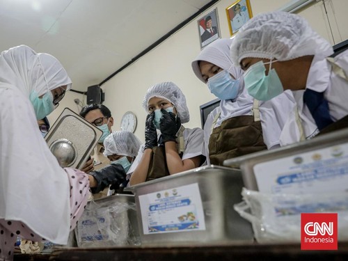 Sejumlah siswa mengambil menu Makanan Bergizi Gratis (MBG) dengan konsep prasmanan di SMP Kemala Bhayangkari 3, Ragunan, Jakarta, Kamis (15/10/2026). (CNN Indonesia/Febria Adha L)