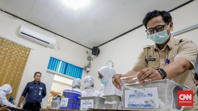 Sejumlah siswa mengambil menu Makanan Bergizi Gratis (MBG) dengan konsep prasmanan di SMP Kemala Bhayangkari 3, Ragunan, Jakarta, Kamis (15/10/2026). (CNN Indonesia/Febria Adha L)