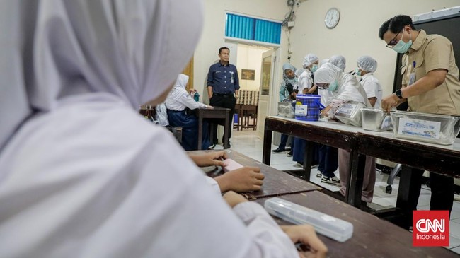 Sejumlah siswa mengambil menu Makanan Bergizi Gratis (MBG) dengan konsep prasmanan di SMP Kemala Bhayangkari 3, Ragunan, Jakarta, Kamis (15/10/2026). (CNN Indonesia/Febria Adha L)