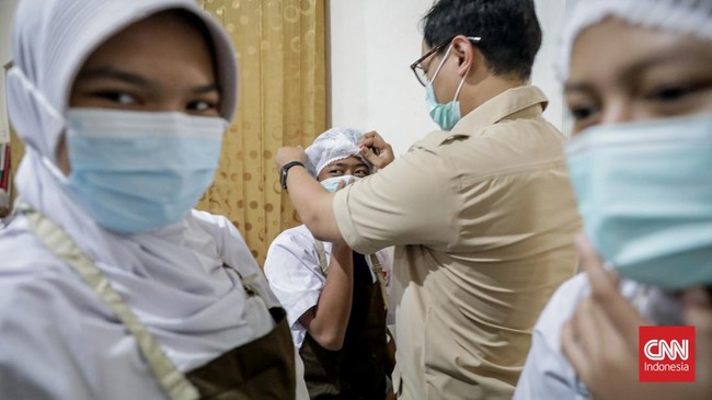 Sejumlah siswa mengambil menu Makanan Bergizi Gratis (MBG) dengan konsep prasmanan di SMP Kemala Bhayangkari 3, Ragunan, Jakarta, Kamis (15/10/2026). (CNN Indonesia/Febria Adha L)