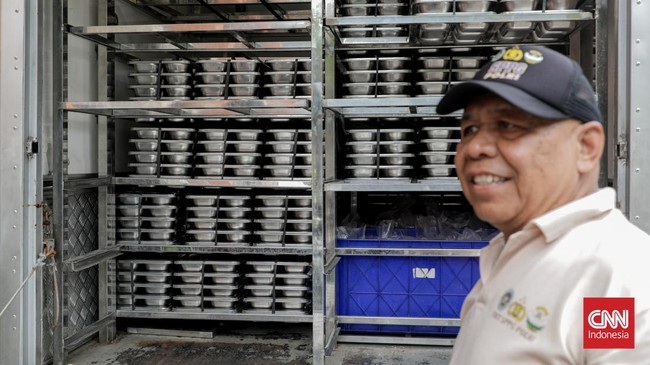 Sejumlah siswa mengambil menu Makanan Bergizi Gratis (MBG) dengan konsep prasmanan di SMP Kemala Bhayangkari 3, Ragunan, Jakarta, Kamis (15/10/2026). (CNN Indonesia/Febria Adha L)