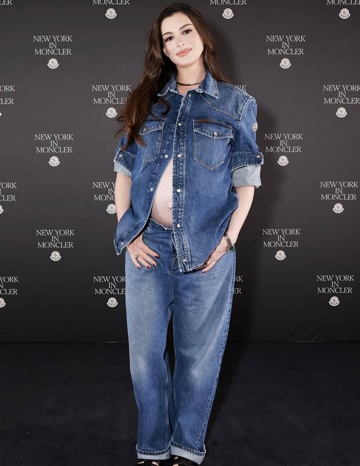 Tampil dalam balutan Jeans on Jeans, Anne Hathaway terlihat chic saat menghadiri opening store Moncler di New York/ Foto: Instagram.com/annehathaway