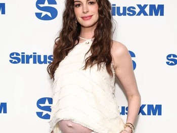 Tampil kasual dengan halter neck berwarna ivory yang dipadukan celana putih saat mengunjungi SiriusXM Studios untuk promosi film The Odyssey/ Foto: Instagram.com/archivehathaway