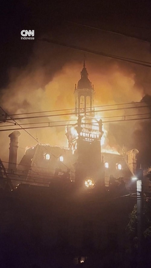 thumbnail video gedung di prancis dibakar