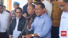 Menteri Koordinator Bidang Hilirisasi dan Transisi Energi merangkap Menteri Energi dan Sumber Daya Mineral (ESDM) Bahlil Lahadalia, dan Gubernur Koster, saat melakukan konferensi pers di di depo atau Terminal BBM Pesanggaran Pertamina, di Kota Denpas