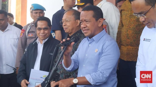 Menteri Koordinator Bidang Hilirisasi dan Transisi Energi merangkap Menteri Energi dan Sumber Daya Mineral (ESDM) Bahlil Lahadalia, dan Gubernur Koster, saat melakukan konferensi pers di di depo atau Terminal BBM Pesanggaran Pertamina, di Kota Denpas