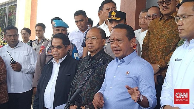 Menteri Koordinator Bidang Hilirisasi dan Transisi Energi merangkap Menteri Energi dan Sumber Daya Mineral (ESDM) Bahlil Lahadalia, dan Gubernur Koster, saat melakukan konferensi pers di di depo atau Terminal BBM Pesanggaran Pertamina, di Kota Denpas