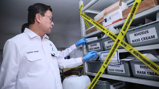 Badan Pengawas Obat dan Makanan (BPOM) kembali membongkar praktik produksi kosmetik ilegal berskala besar yang mengancam kesehatan masyarakat. Di bawah kepemimpinan Kepala BPOM RI, Prof. Dr. Taruna Ikrar, BPOM mengamankan fasilitas produksi kosmetik 