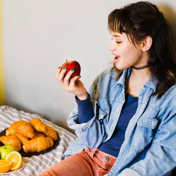 5 Camilan Sehat di Malam Hari yang Aman untuk Jaga Berat Badan