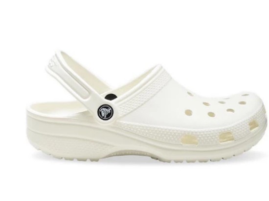 Crocs Putih Mulai Kusam? Ini 6 Cara Membersihkannya agar Tetap Awet