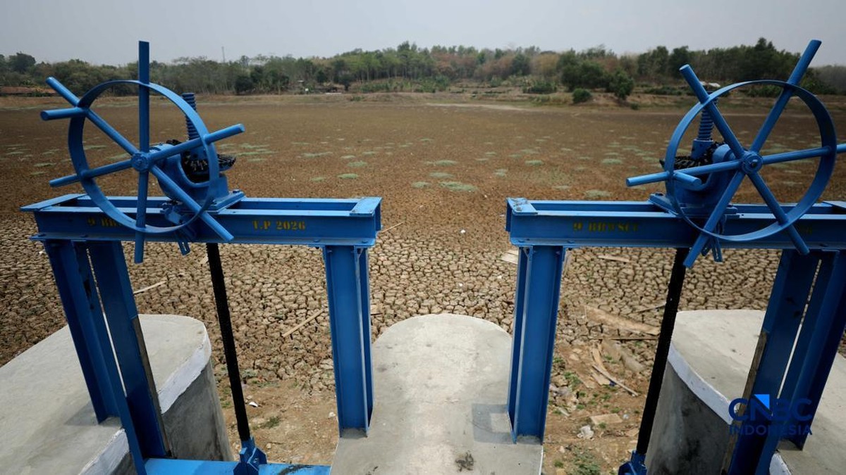 Penampakan Air Danau Hilang Sisa Tanah Retak-Kerontang, Warga Merana