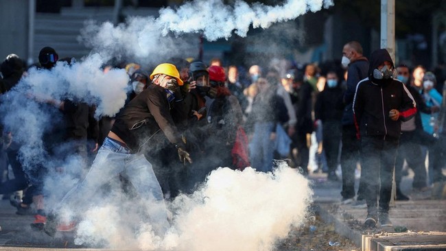 A protester throws a tear gas canister during an anti-government protest by students in Tirana, Albania, October 18, 2026. REUTERS/Florion Goga     TPX IMAGES OF THE DAY