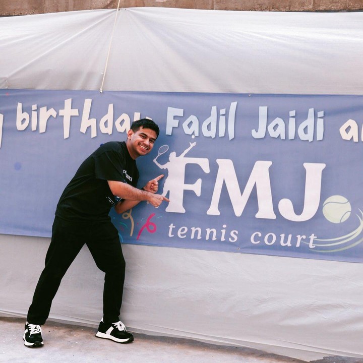 <p>Momen tersebut diunggah langsung melalui <em>postingan</em> di akun Instagram pribadinya. Ia pun membagikan momen spesial saat mendapat kejutan hadiah tak biasa dari keluarga, yakni lapangan tennis yang hampir rampung.&nbsp;(Foto: Instagram @fadiljaidi)</p>
