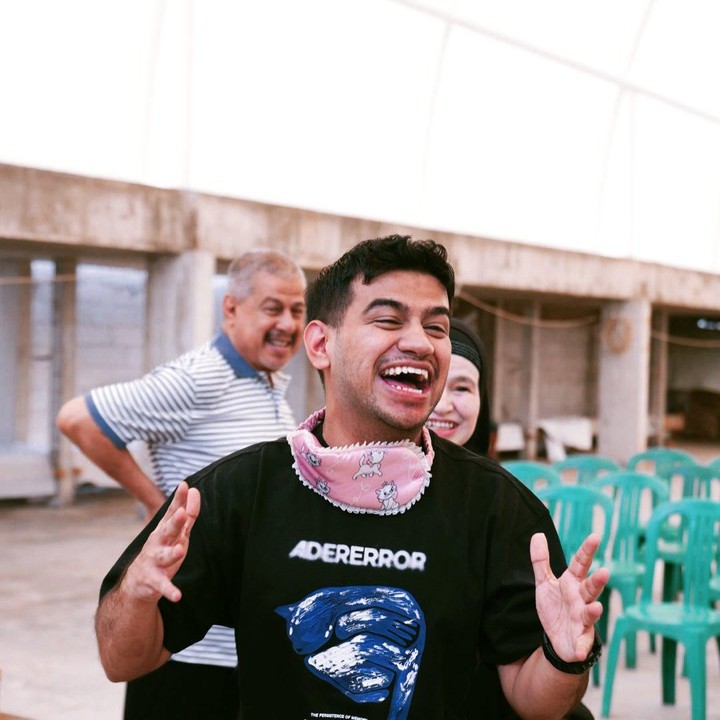 <p>Tentu saja <em>postingan</em> tersebut langsung dibanjiri komentar netizen yang ikut bahagia melihat keharmonisan keluarga ini, Bunda. &ldquo;ahh keluarga impian ini lagi,&rdquo; tulis akun <em>@sukm.w****.</em> &ldquo;Keluarga bahagia,impian semua orang,&rdquo; tulis akun <em>@niakani****.&nbsp;</em>(Foto: Instagram @fadiljaidi)</p>