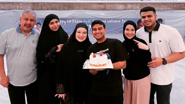 Potret Fadil Jaidi Dapat Kejutan Ultah dari Keluarga, Dihadiahi Lapangan Bun