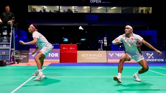 Fajar Alfian/Muhammad Shohibul FIkri mengalahkan Aaron Chia/Soh Wooi Yik pada final Denmark Open 2026 di Odense, Minggu (18/10).