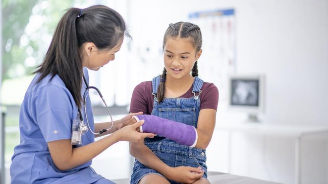 Tak hanya lansia, osteoporosis pada anak juga bisa terjadi. Ketahui seluk-beluknya dan ciri-ciri patah tulang pada anak.