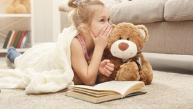 Tak selalu menjadi tanda kesepian atau kurang perhatian orang tua, perilaku mengobrol dengan boneka menjadi bagian dari permainan imajinatif anak.