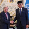 Menteri Luar Negeri Arrmanatha Nasir (kanan) dan Sekretaris Jenderal (Sekjen) Perserikatan Bangsa-Bangsa (PBB) Antonio Guterres (kiri) berjabat tangan setibanya di Kantor Kementerian Luar Negeri, Jakarta, Senin (19/10/2026). Kunjungan tersebut untuk