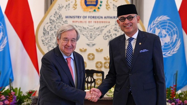 Menteri Luar Negeri Arrmanatha Nasir (kanan) dan Sekretaris Jenderal (Sekjen) Perserikatan Bangsa-Bangsa (PBB) Antonio Guterres (kiri) berjabat tangan setibanya di Kantor Kementerian Luar Negeri, Jakarta, Senin (19/10/2026). Kunjungan tersebut untuk 