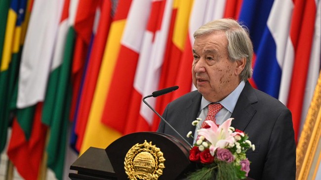Sekretaris Jenderal (Sekjen) Perserikatan Bangsa-Bangsa (PBB) Antonio Guterres menyampaikan paparannya saat kunjunggannya di Kantor Kementerian Luar Negeri, Jakarta, Senin (19/10/2026). Kunjungan tersebut untuk menghadiri kegiatan Foreign Policy Circ