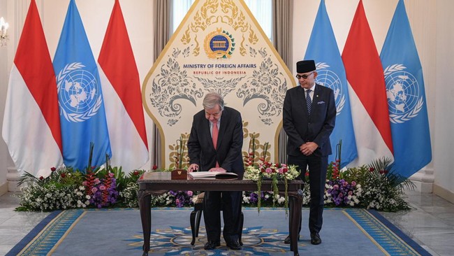Menteri Luar Negeri Arrmanatha Nasir (kanan) menyaksikan Sekretaris Jenderal (Sekjen) Perserikatan Bangsa-Bangsa (PBB) Antonio Guterres (kiri) menandatangani buku tamu saat kunjungannya di Kantor Kementerian Luar Negeri, Jakarta, Senin (19/10/2026).