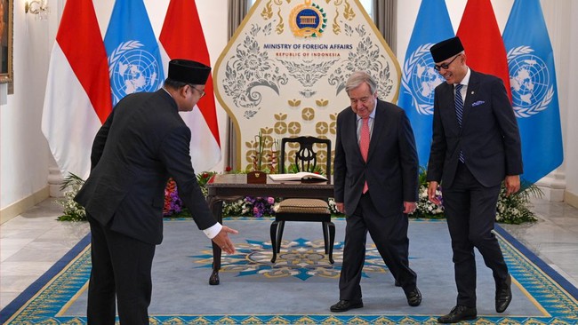Menteri Luar Negeri Arrmanatha Nasir (kanan) dan Sekretaris Jenderal (Sekjen) Perserikatan Bangsa-Bangsa (PBB) Antonio Guterres (kedua kanan) berjalan setibanya di Kantor Kementerian Luar Negeri, Jakarta, Senin (19/10/2026). Kunjungan tersebut untuk